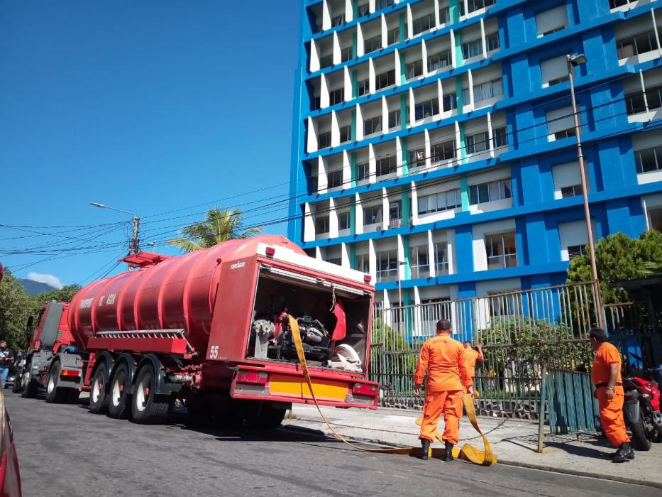 Bomberos abastece de agua al Hospital Bloom bomberos-abastece-de-agua-al-hospital-bloom